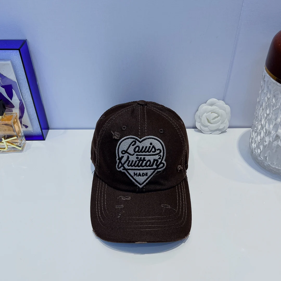 Бейсболка LV с логотипом в виде сердца - 2