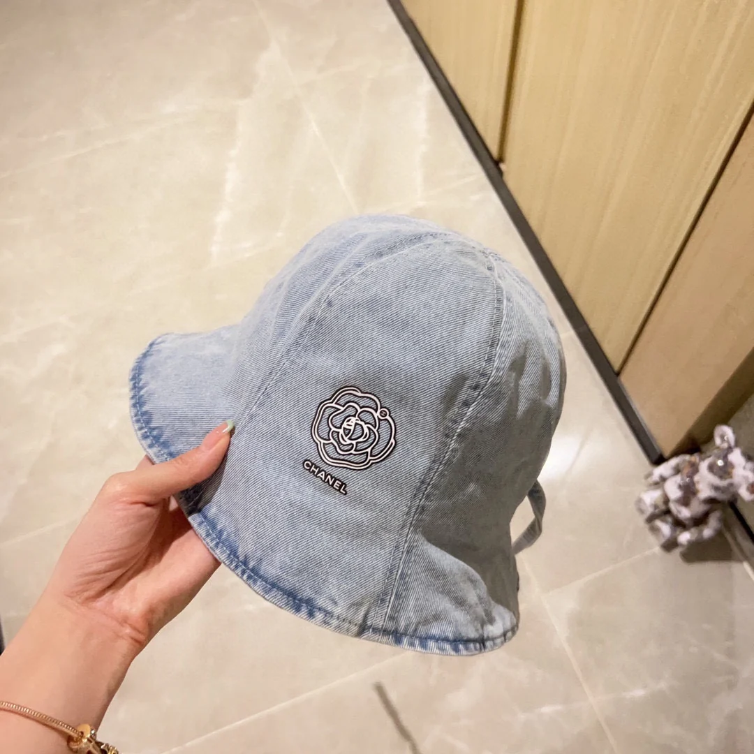 Новинка сезона весна/лето 2023 от Chanel - Ковбойская рыбацкая шляпа - Светло-голубая