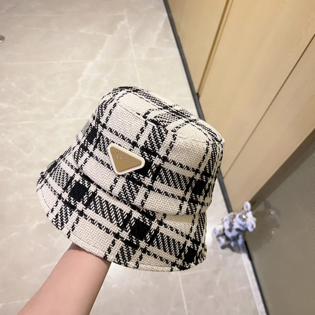 Новая панама Prada осень/зима 2023 с клетчатым треугольным логотипом — белая.