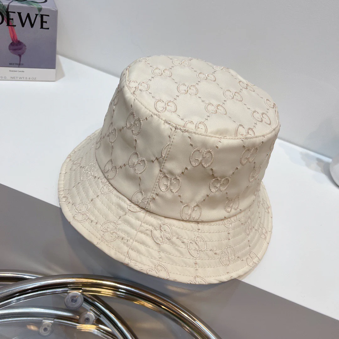 Gucci - Полностью вышитая кепка Damerman с антиморщинистой отделкой - Кремово-глянцевая поверхность выглядит просто потрясающе.