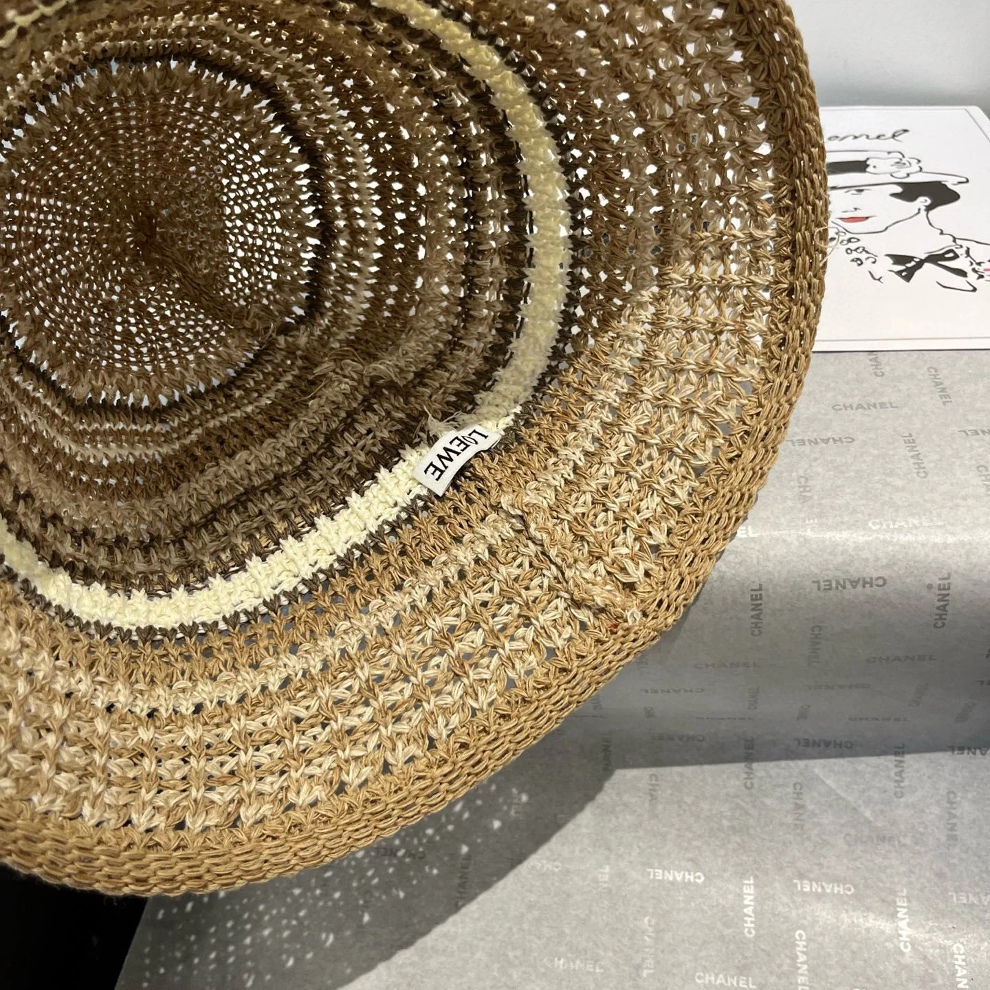 Вязаная крючком рыбацкая шапка LOEWE - коричневая