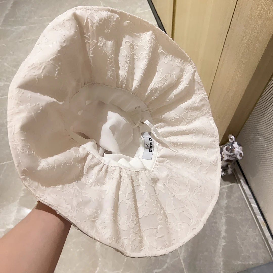 Новинка сезона весна/лето 2023 от Chanel - Складная рыбацкая шляпа - Белая