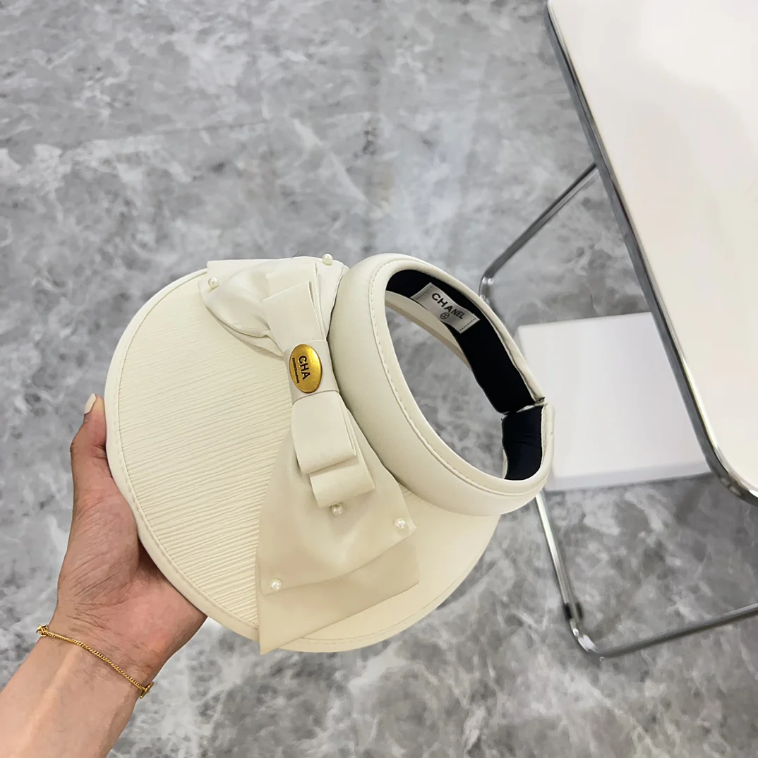 Новая летняя солнцезащитная шляпа Chanel 2024 в жемчужном стиле - белая.