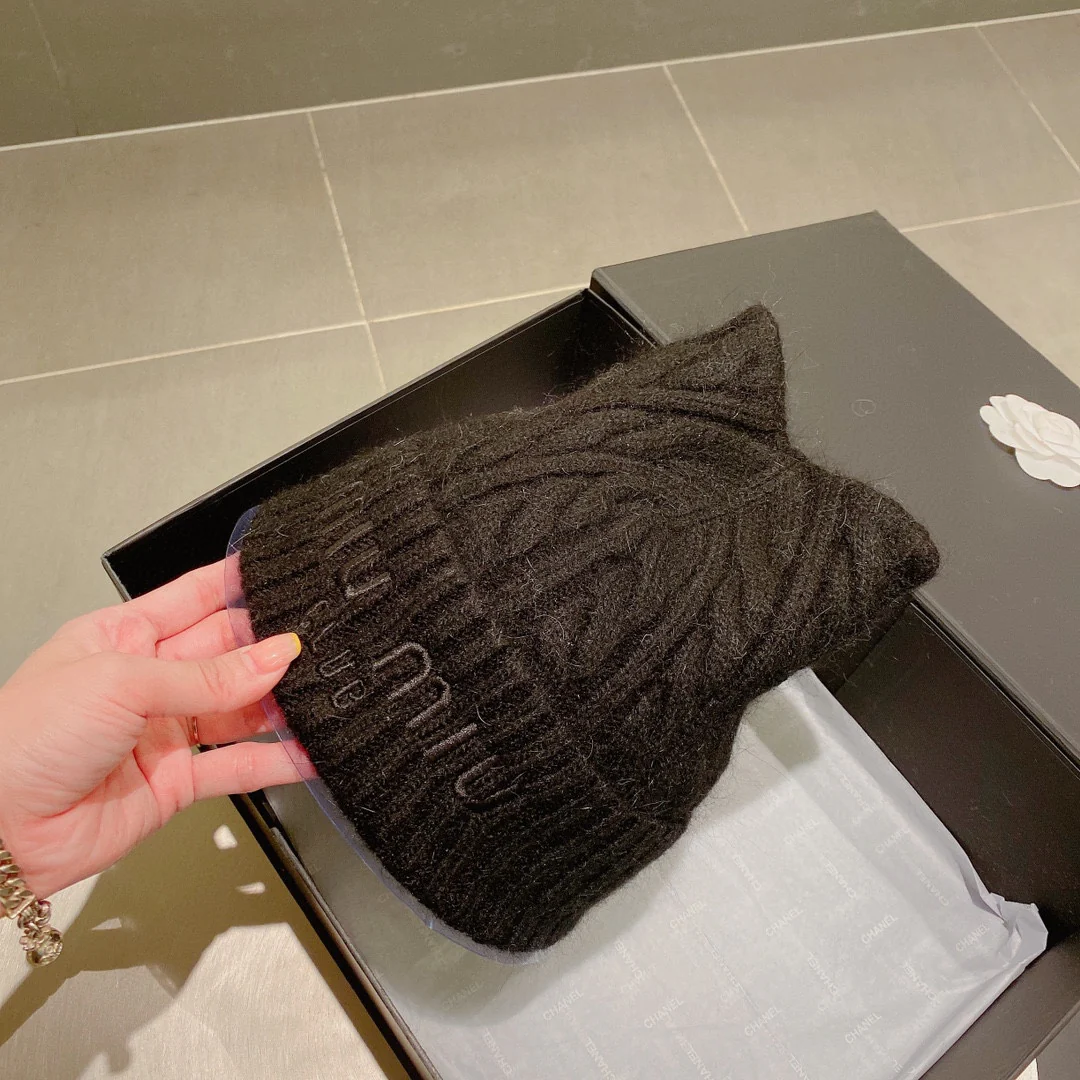 Вязаная шапка Miu Miu с кошачьими ушками из шерсти