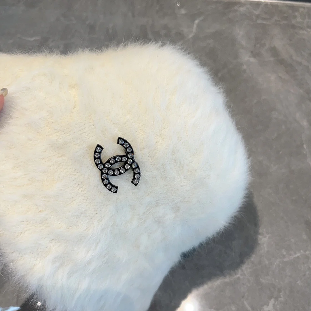 Chanel - Популярная маленькая меховая рыбацкая шляпа с двойной буквой С - белая