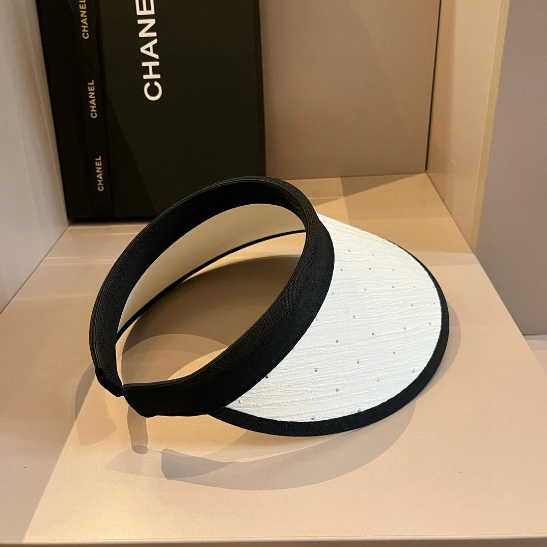 Минималистичная солнцезащитная шляпа Chanel с мелкими бриллиантами - белая.