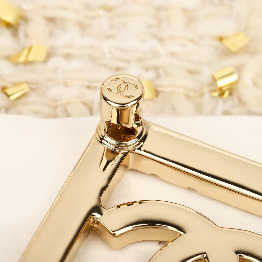 Квадратная ажурная брошь Chanel 25 пенсов.