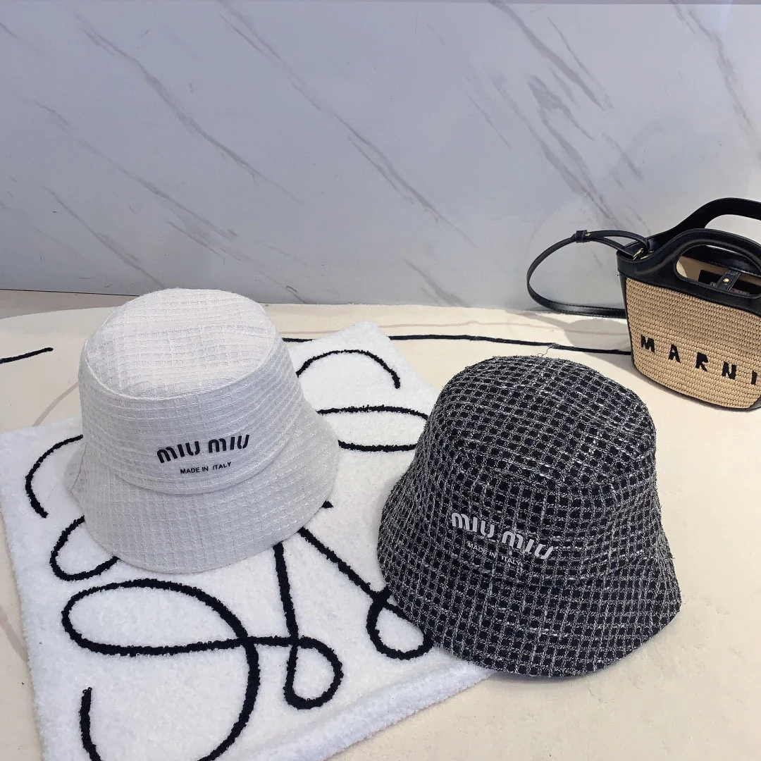 Новинка сезона весна/лето 2023 от Miu Miu - клетчатая панама