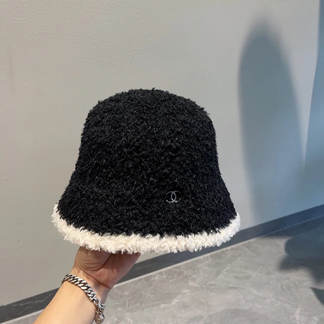 Новая модель меховой рыбацкой шляпы Chanel из осенне-зимней коллекции - черная.