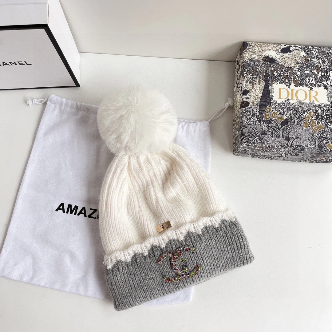 Вязаная шапка Chanel с помпоном