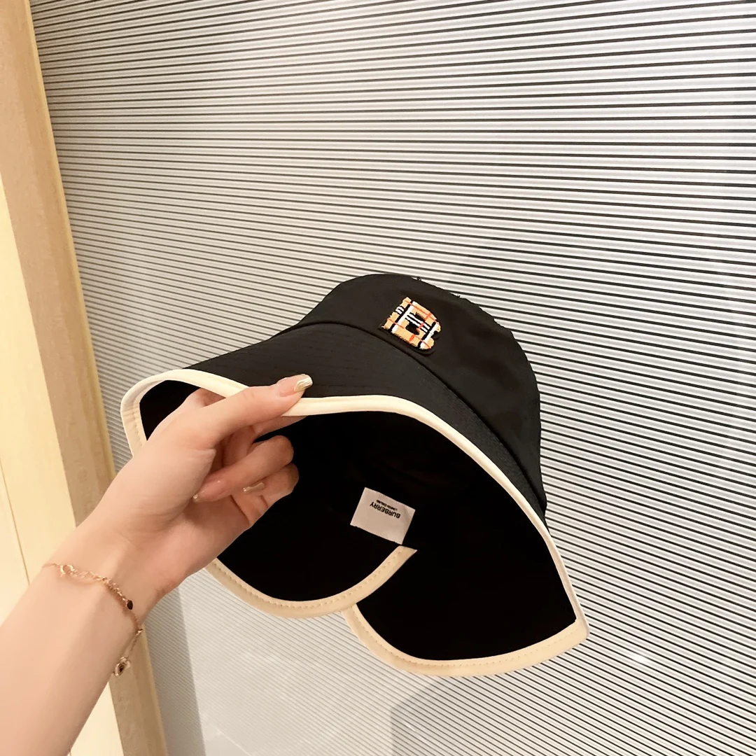 Панама Burberry 2022 в минималистичном стиле.