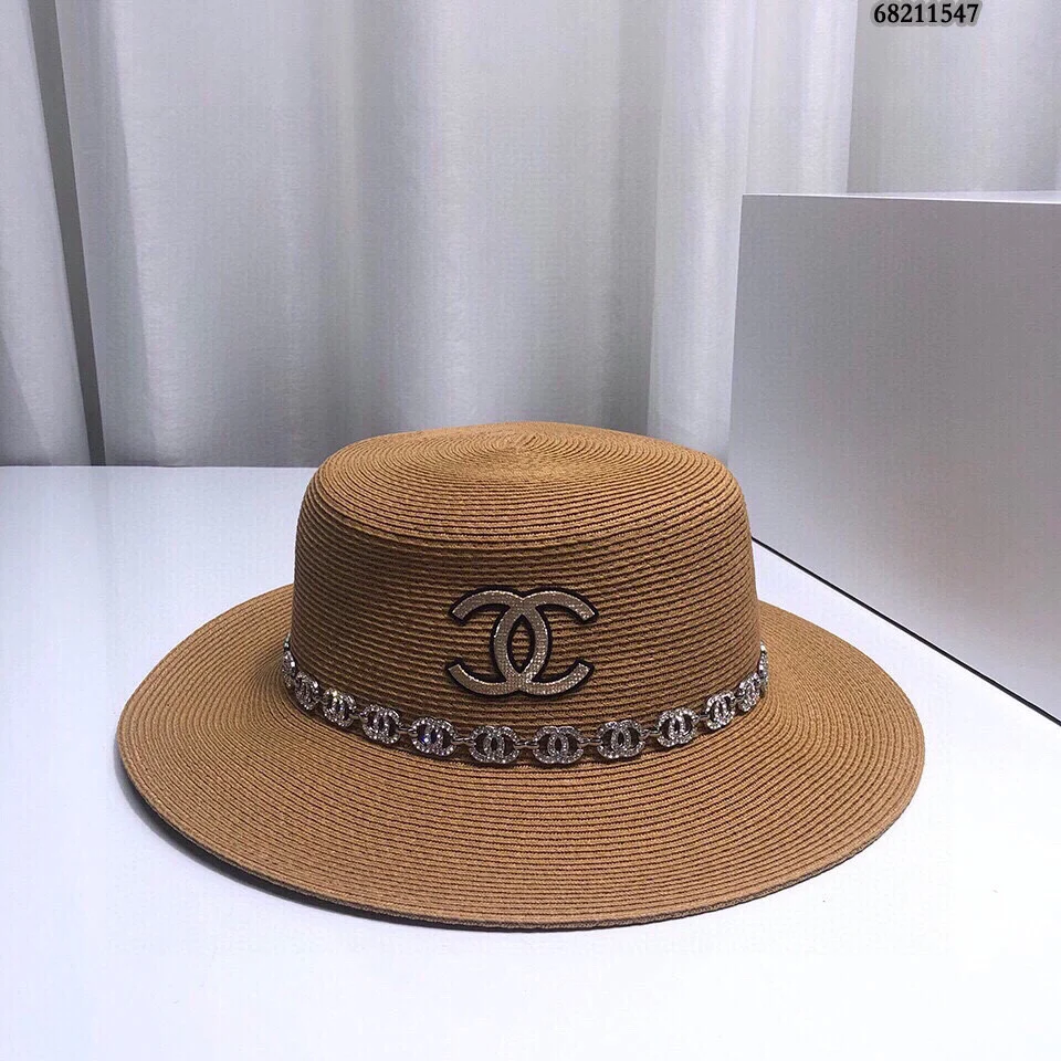 Новая соломенная шляпа Chanel 2022 года - коричневая.