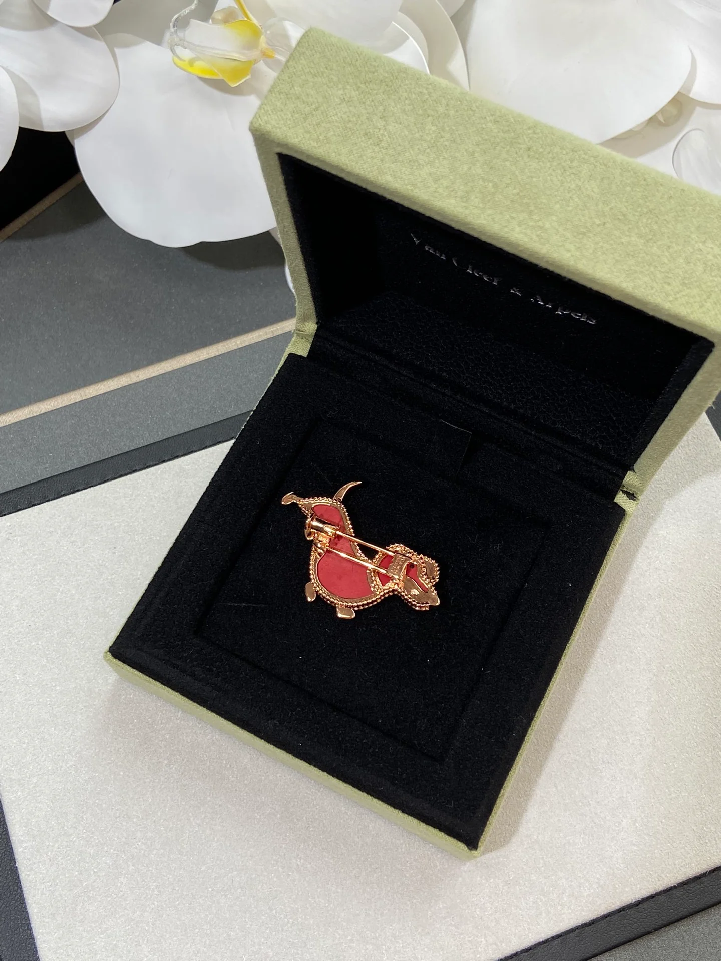 Van Véck - Брошь 003