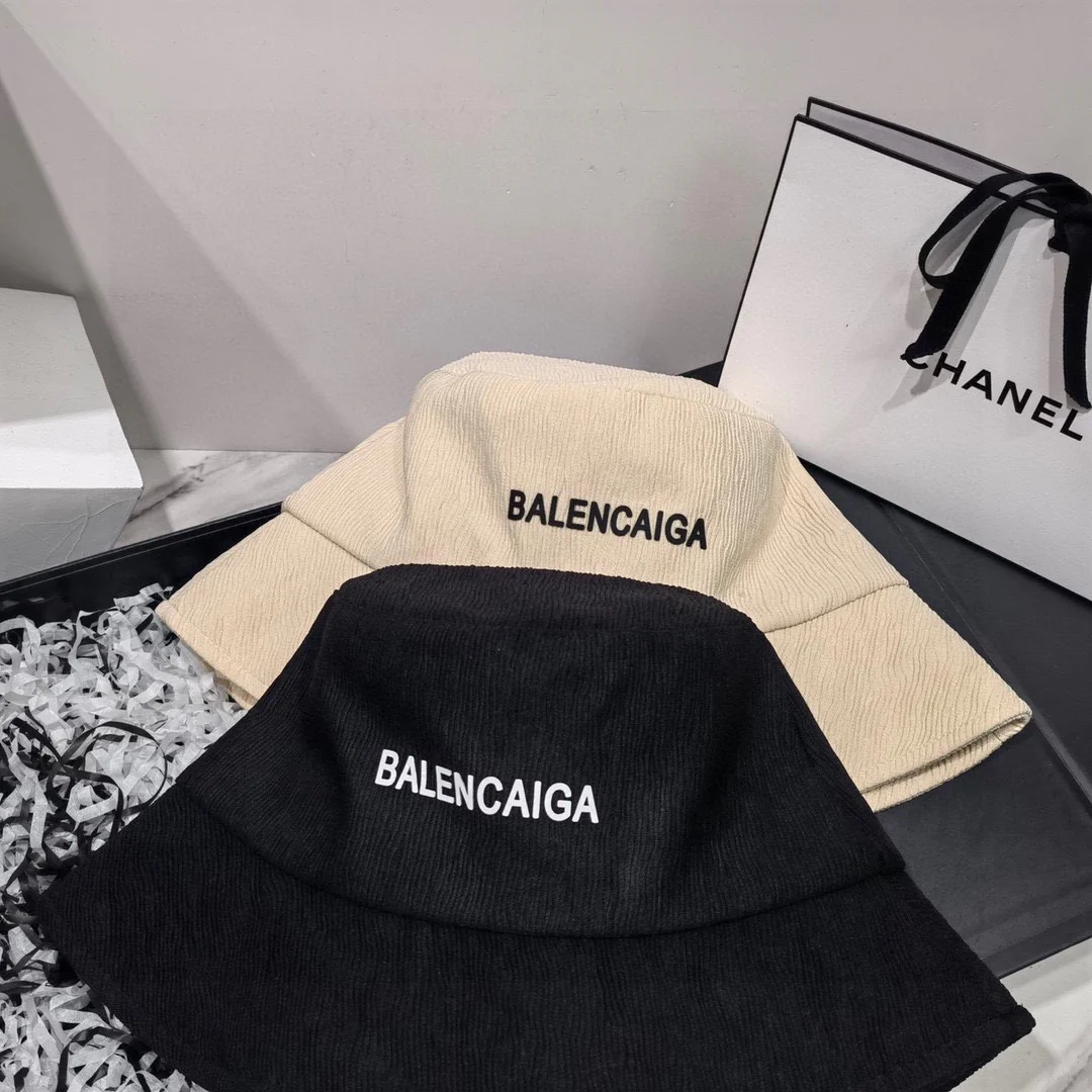 Balenciaga - Минималистичная рыбацкая шляпа с волнообразным узором
