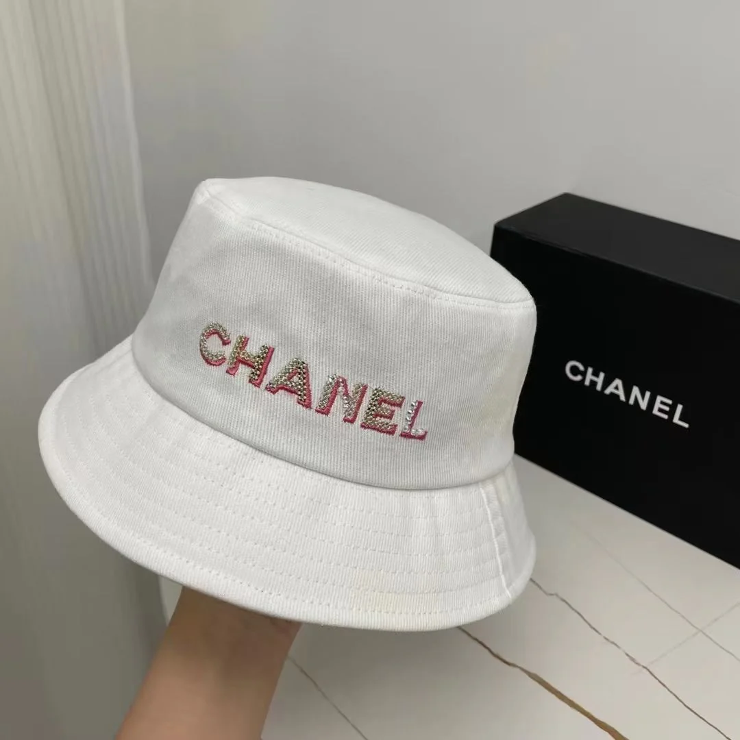 Рыбацкая шляпа Chanel, украшенная пайетками и стразами — рекомендовано на Xiaohongshu