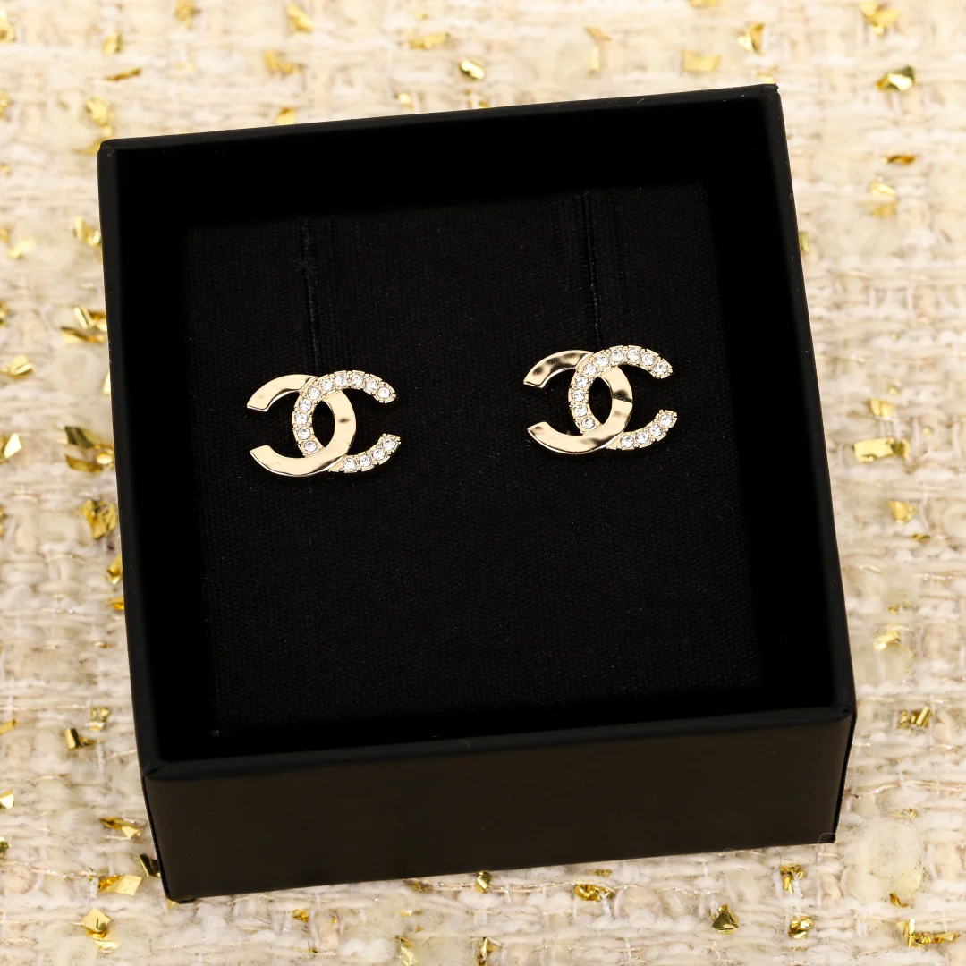 Chanel - Серьги Double C из золота и бриллиантов, цена 25 пенсов.