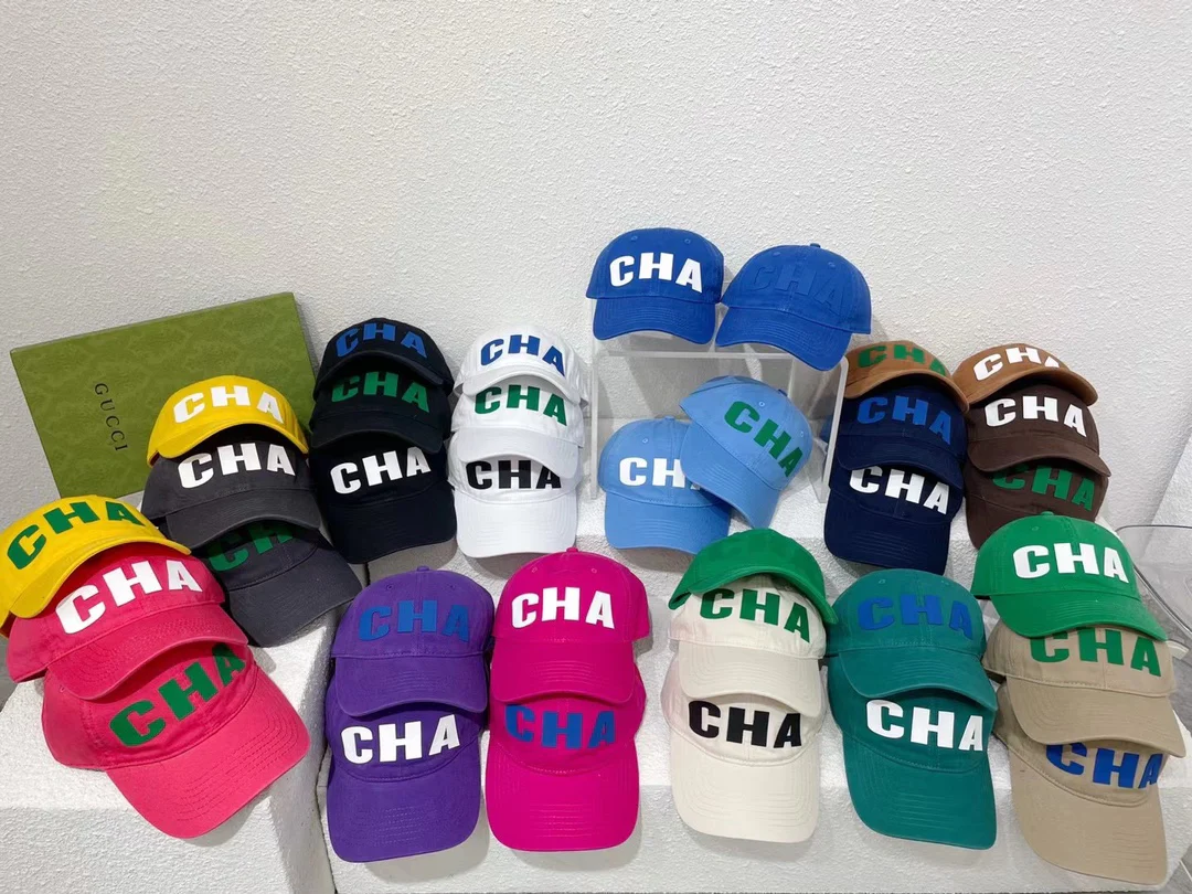 Новая модель Chanel 2022 года - кепка-?утиный клюв?.