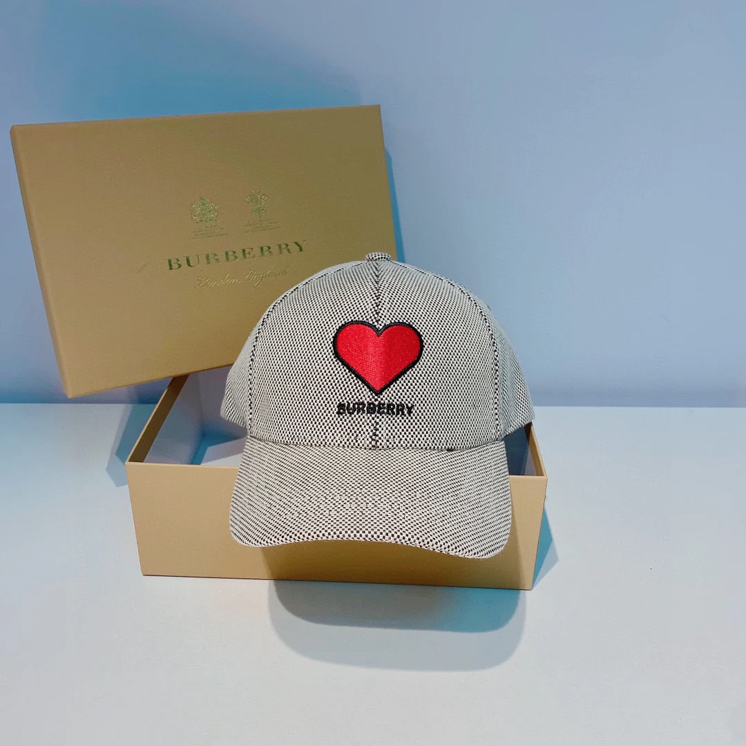 Бейсболка Burberry с вышитым сердцем - 1