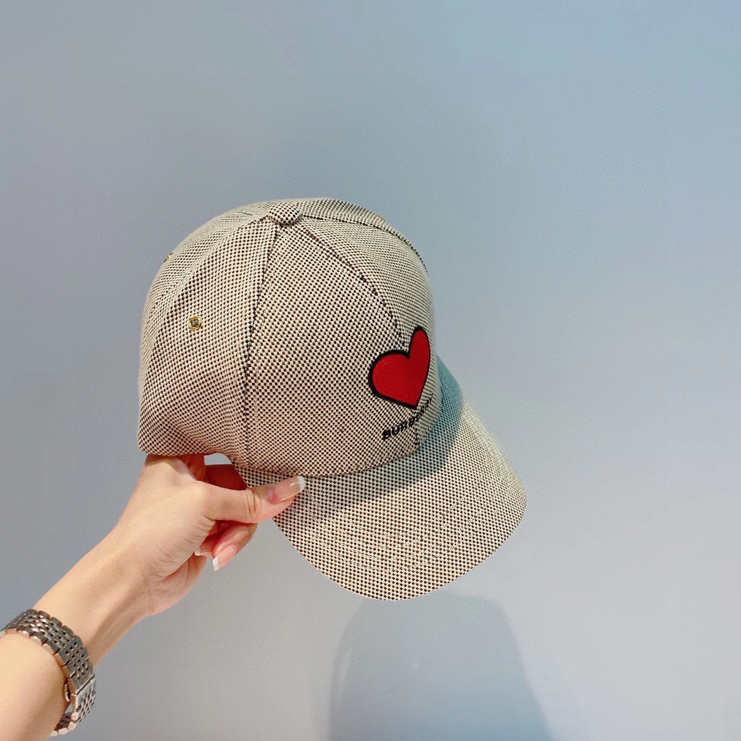 Бейсболка Burberry с вышитым сердцем - 1