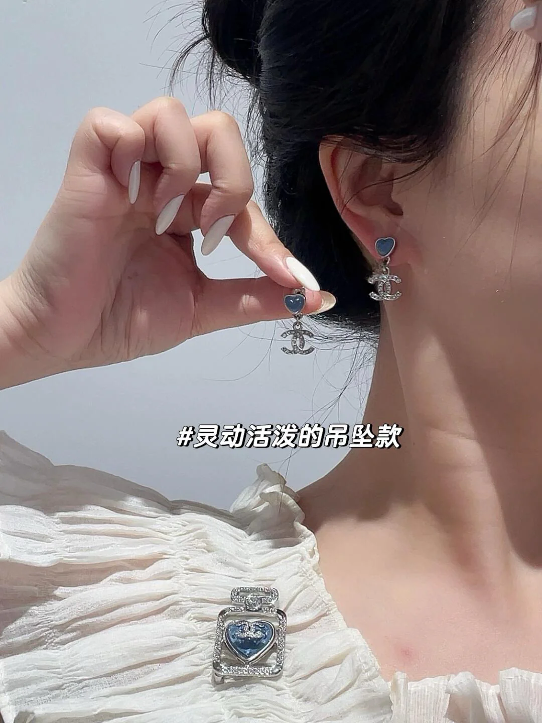 Серьги Chanel с подвеской в ??виде сердца и двойной буквой С, 25 пенсов - розовые - синие