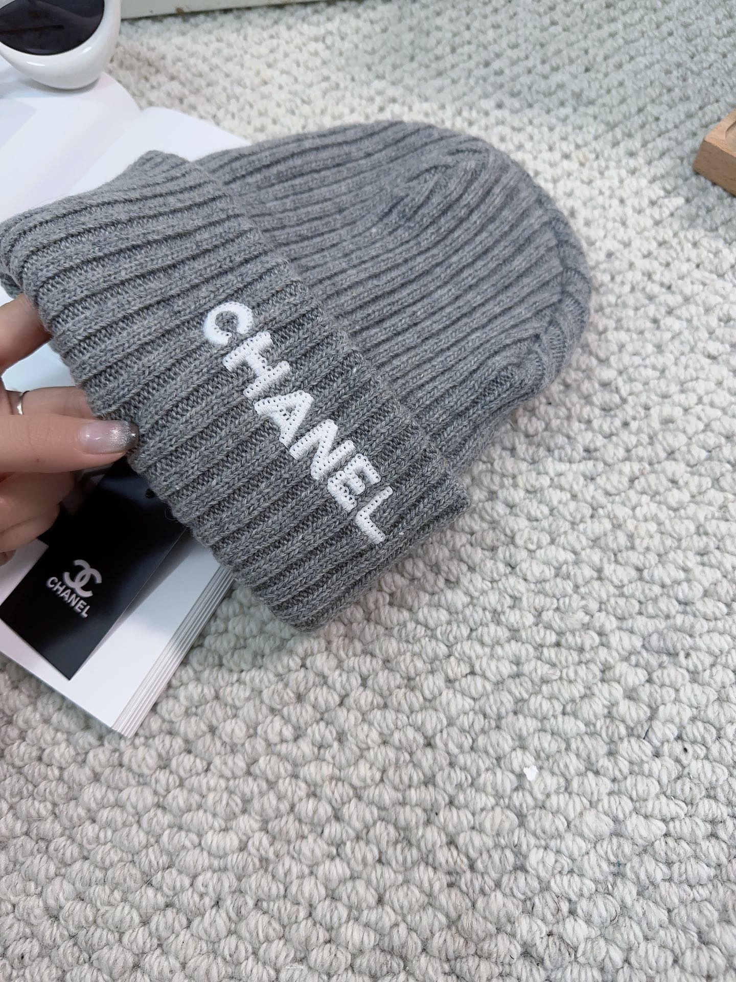 Новая вязаная кашемировая шерстяная шапка Chanel 2023 года с буквенным рисунком - серая.