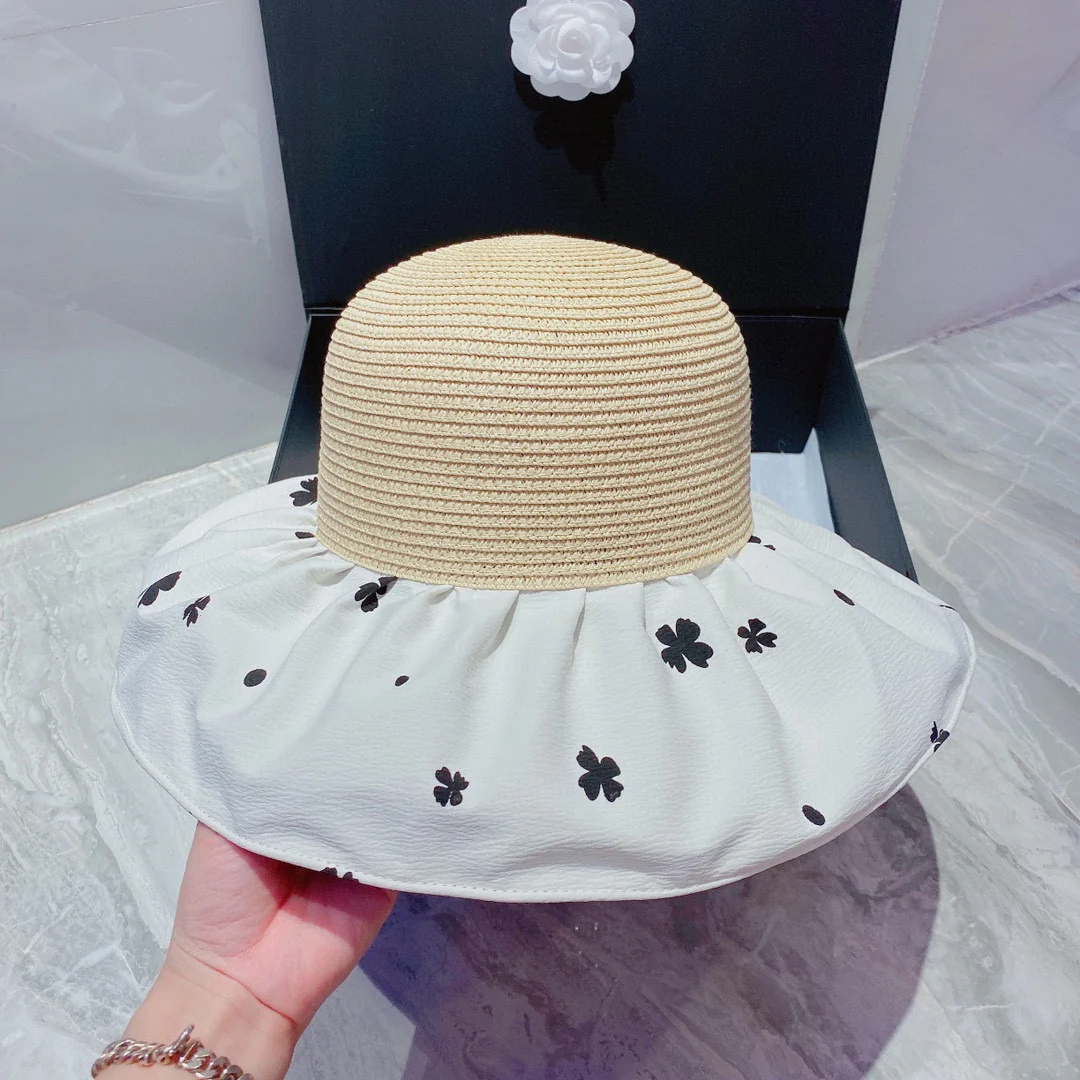 Chanel - Шляпа-бабочка в стиле пэчворк, широкая, из ткани, устойчивой к УФ-излучению.