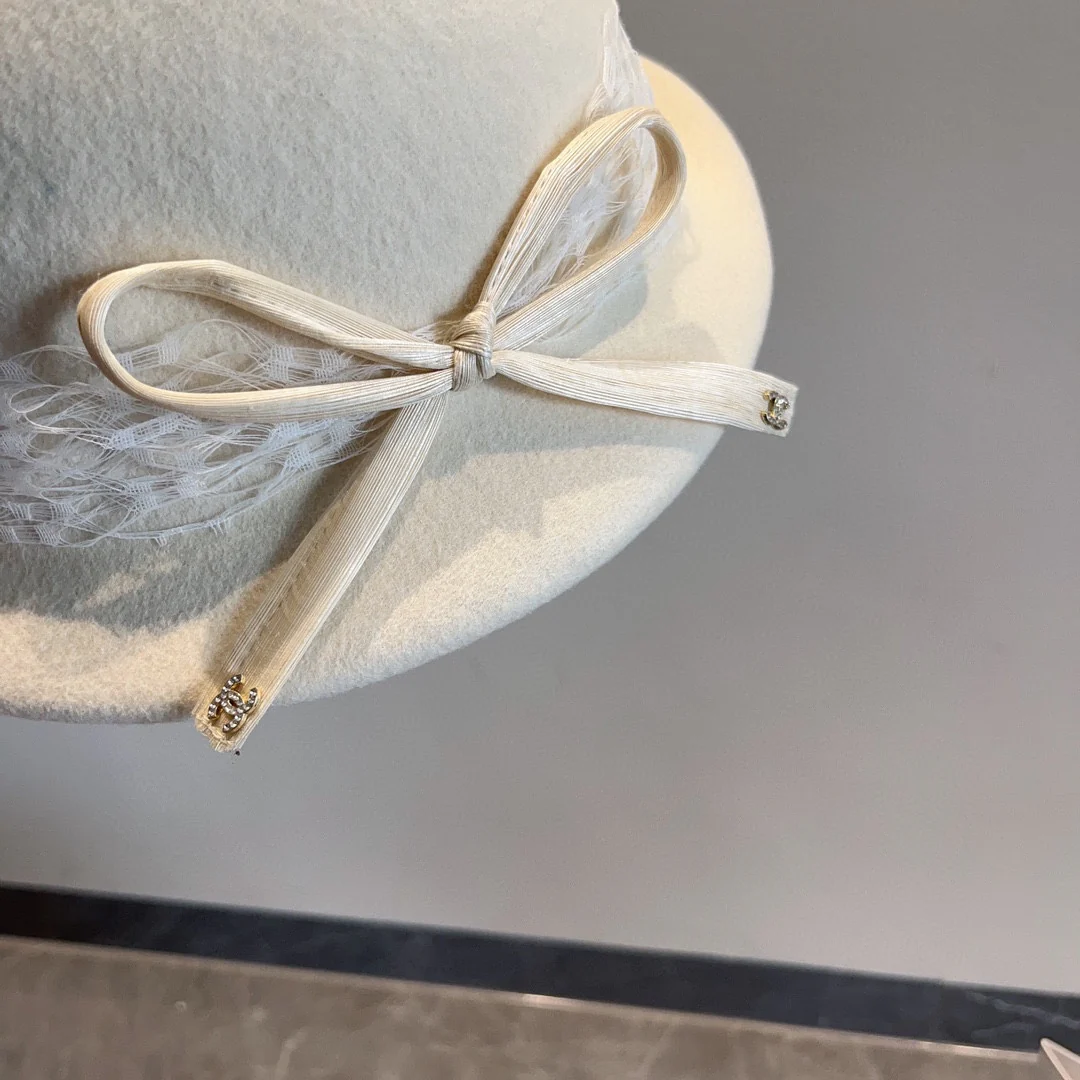 Chanel - шерстяной берет с кружевом и бантом - белый