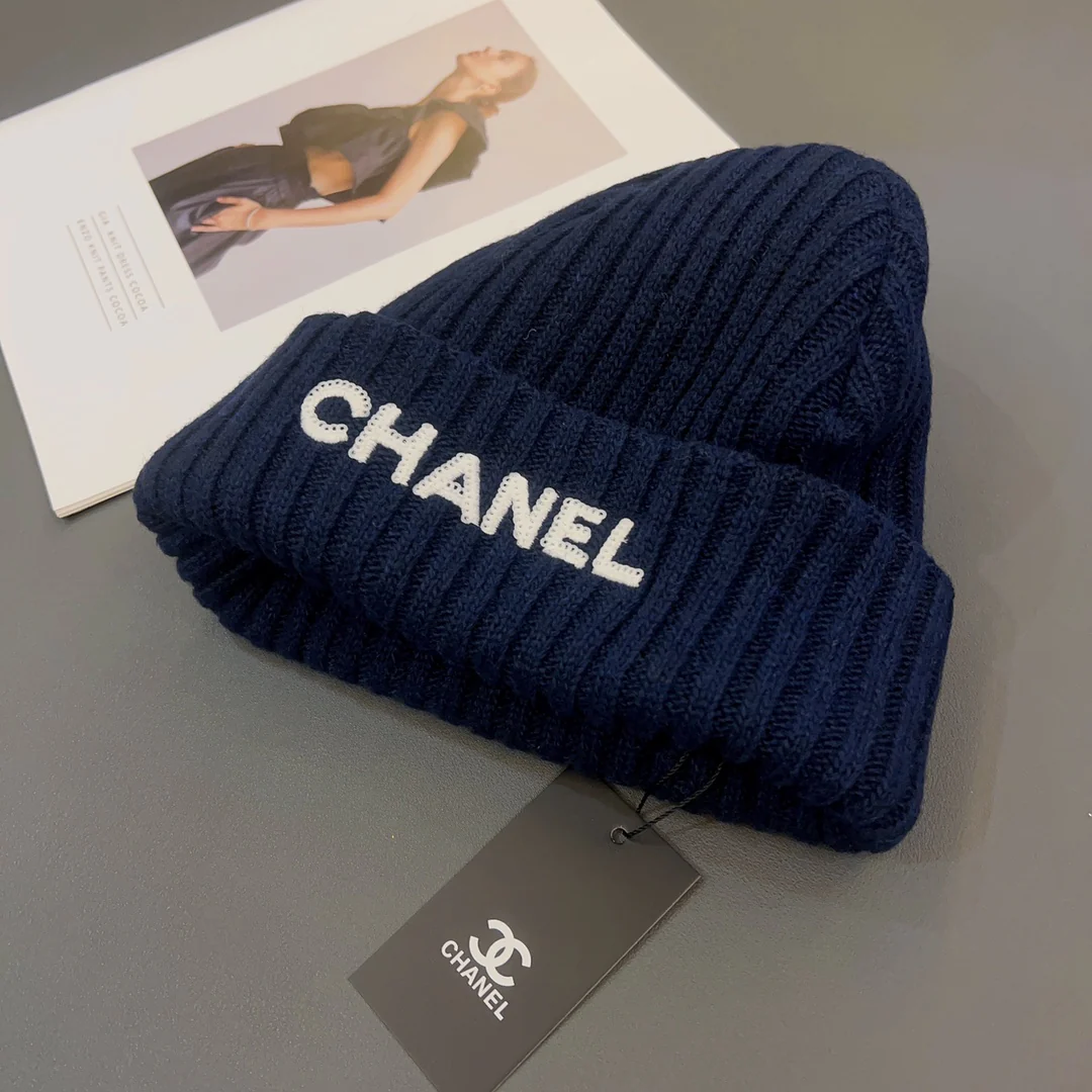 Chanel - Шапка с вышивкой и пайетками - Синяя