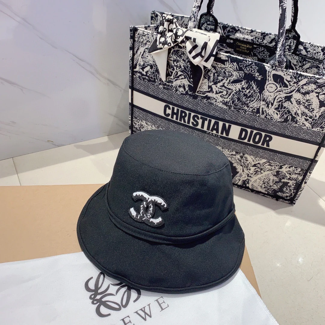 Новая коллекция Chanel ?Рыбацкая шляпа? сезона начало осени 2023 года.