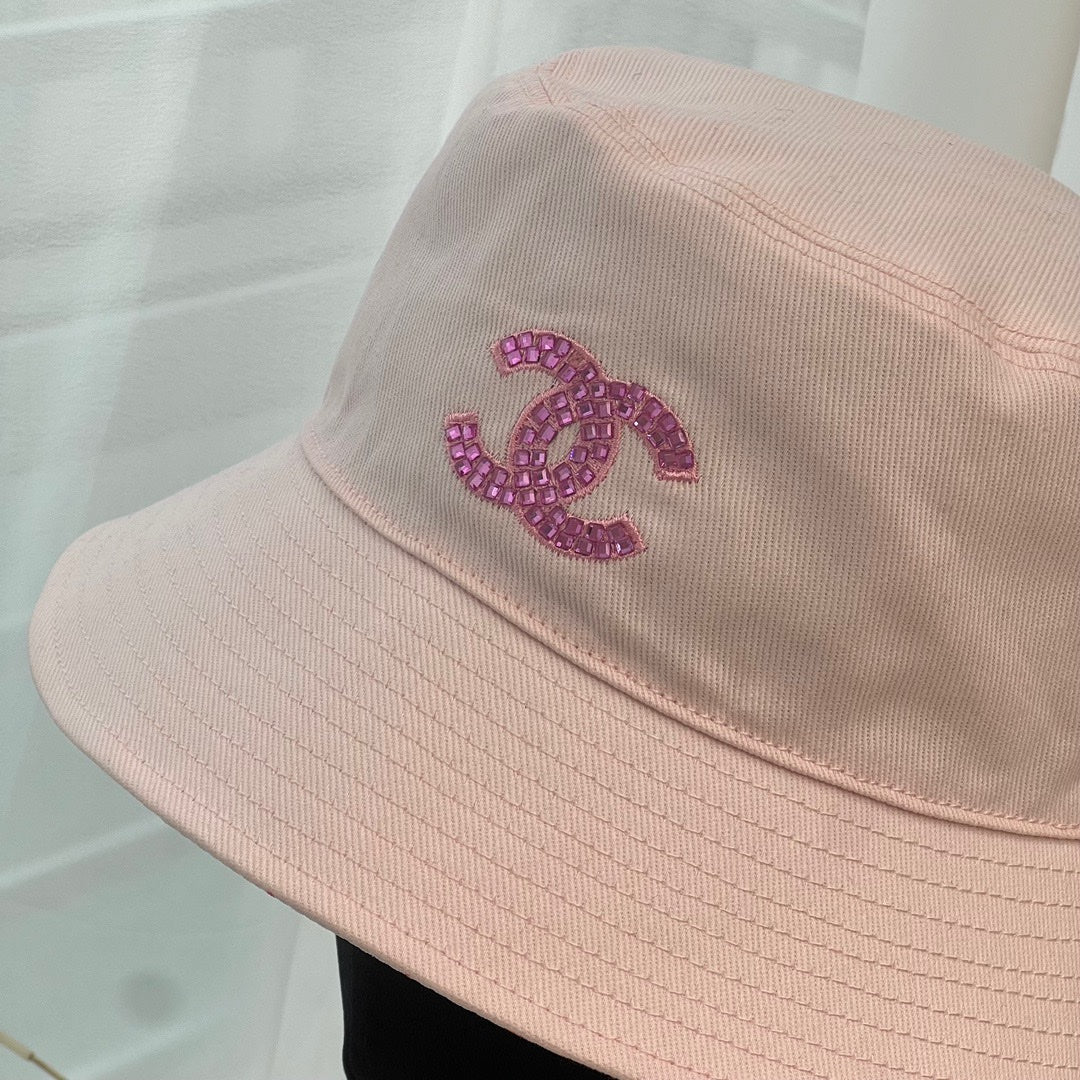 Chanel - Рыбацкая шляпа ручной работы, расшитая пайетками - Розовая