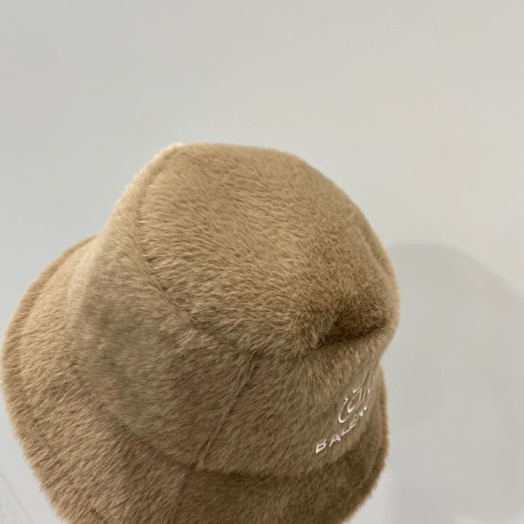 Рыбацкая шапка Balenciaga из норки - коричневая