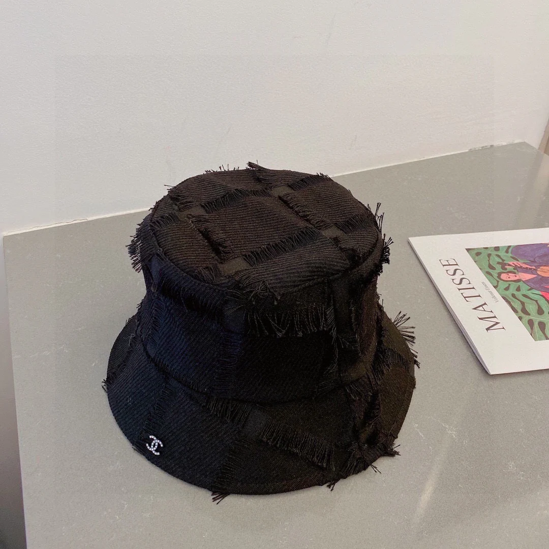 Новинка весенне-осенней коллекции Chanel 2023 — Зачесанная назад рыбацкая шляпа — Черная