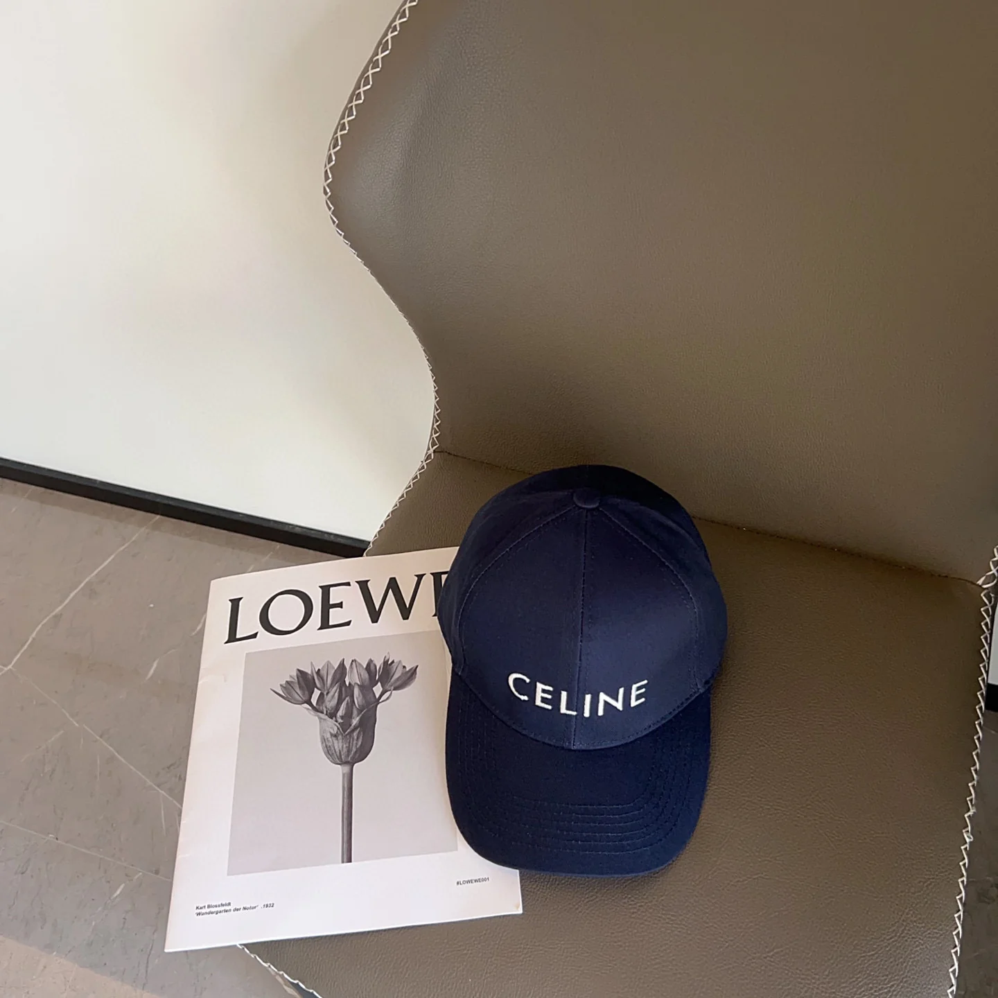 Новая бейсболка Celine 2025 с вышивкой - темно-синяя.