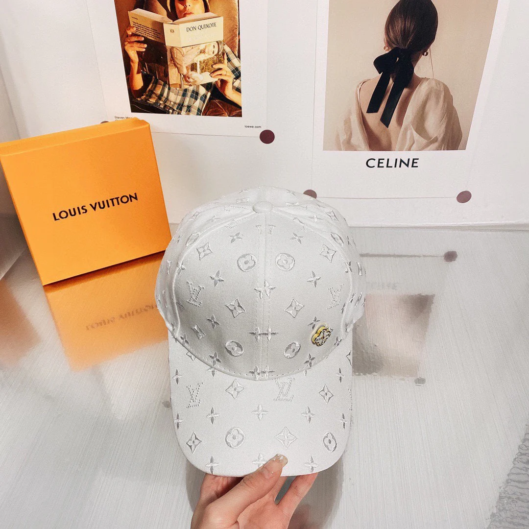 LV - Рыбацкая шляпа с вышитым по всей поверхности монограммом - такая же, как в бутиках.