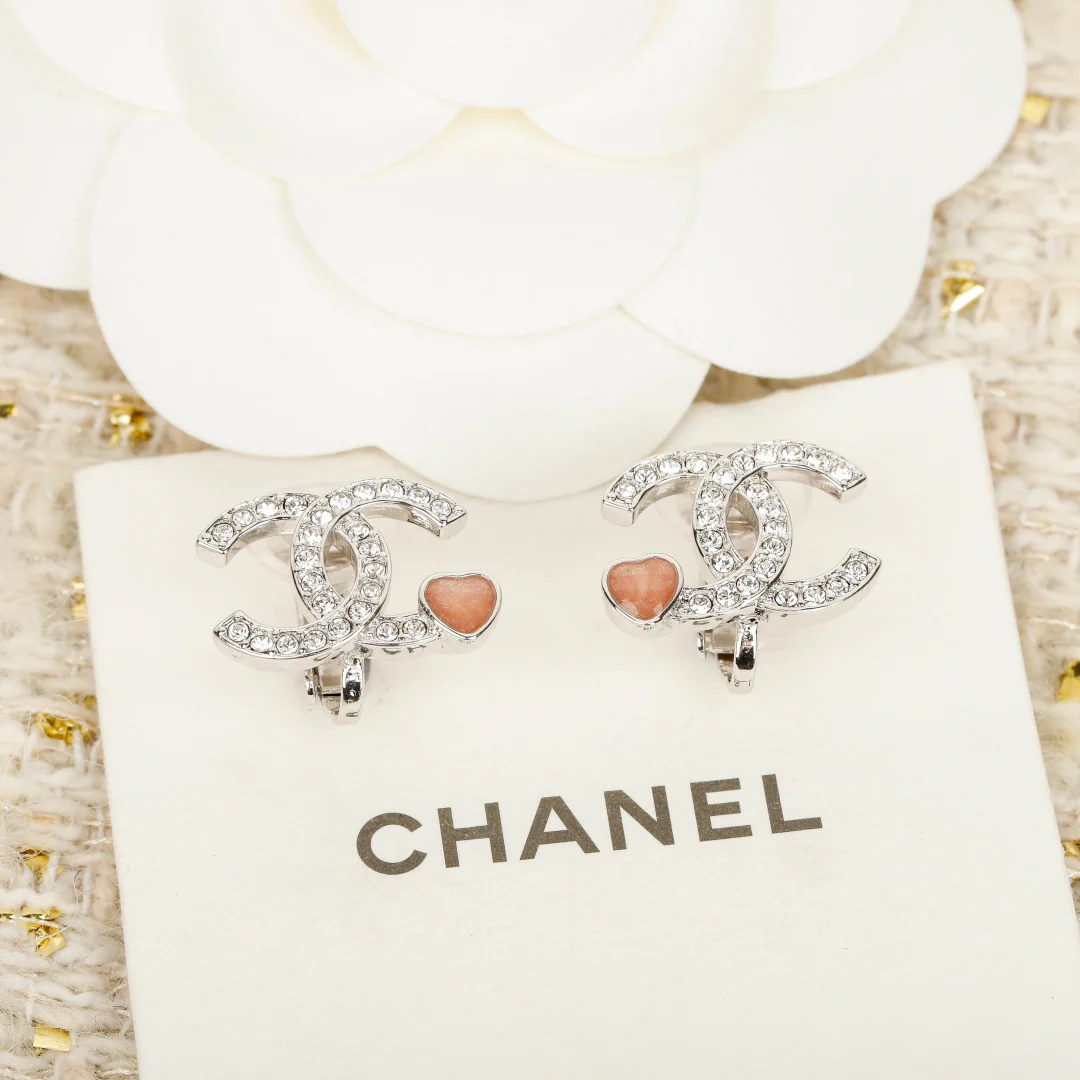 Серьги-клипсы - Chanel - серьги в форме сердца с двойным С-образным стразом, 25 пенсов - розовые - синие
