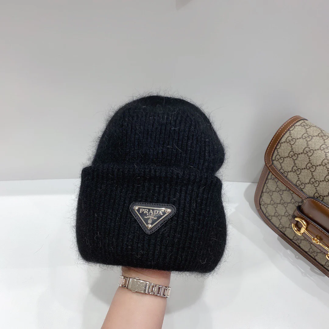 Вязаная шапка Prada из ангорского кроличьего меха и шерсти - черная