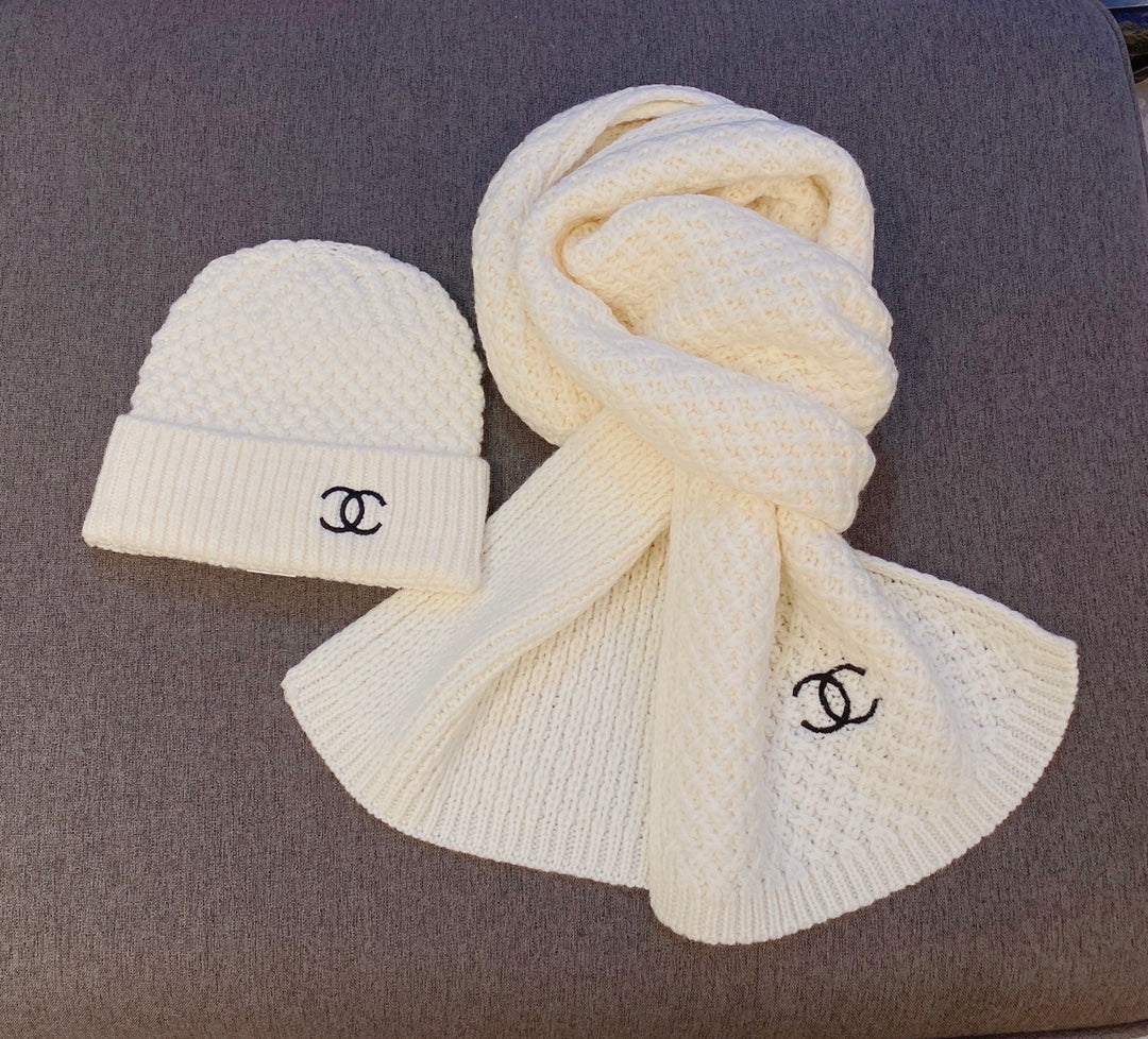 Chanel - Комплект из шерстяной вязаной шапки и шарфа - Белый