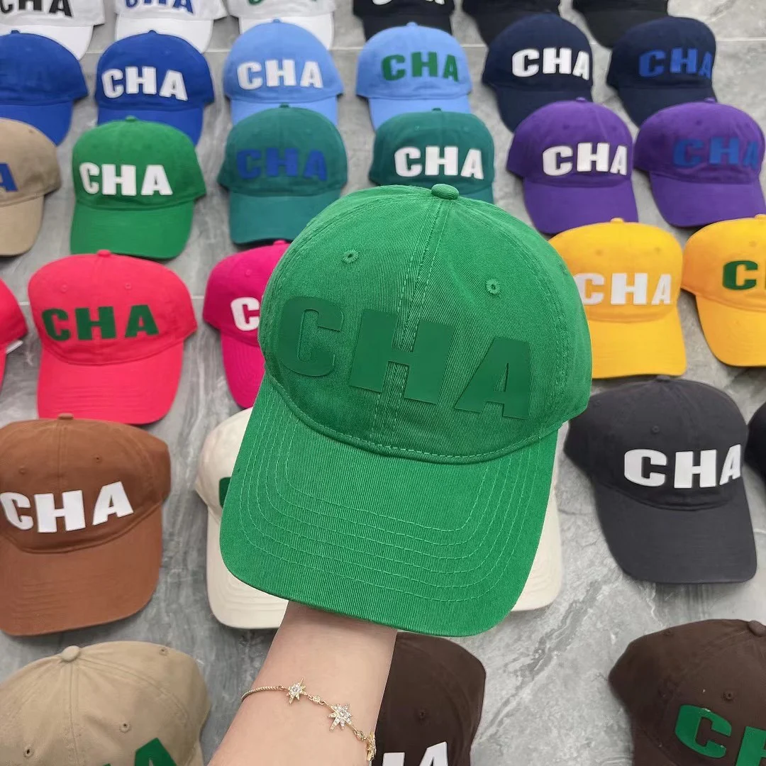 Новая модель Chanel 2022 года - кепка-?утиный клюв?.