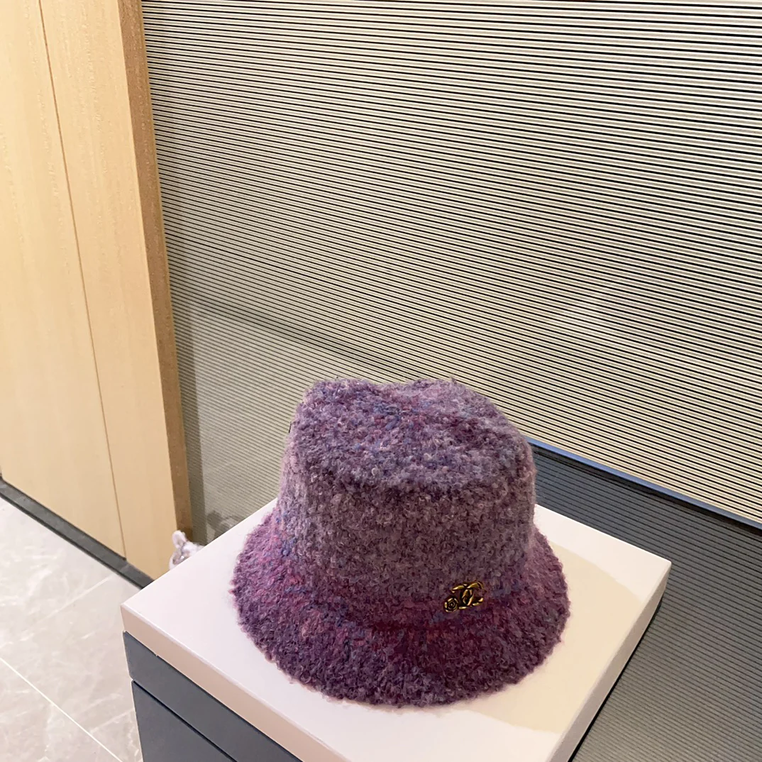 Кашемировая вязаная рыбацкая шапка Chanel осень/зима 2023 — фиолетовая