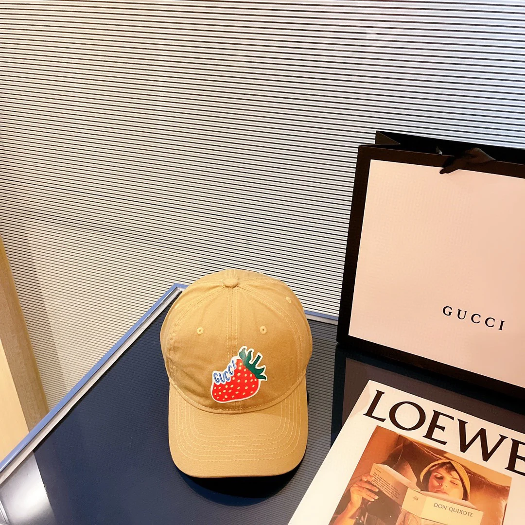 Gucci - Новая бейсболка с клубничным узором, 2022 год.