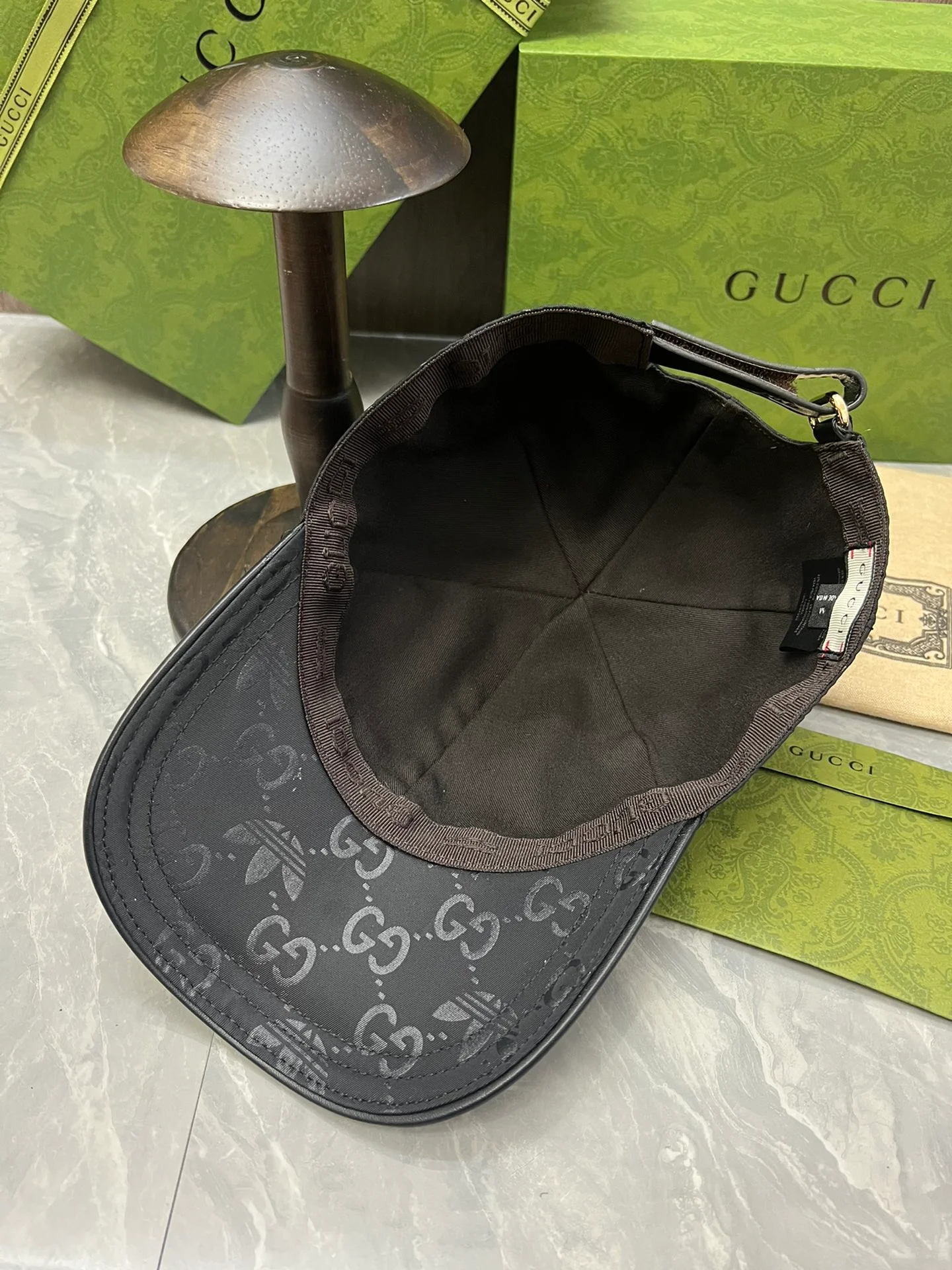 Водонепроницаемая бейсболка с монограммой от Gucci (коллаборация) - черная.