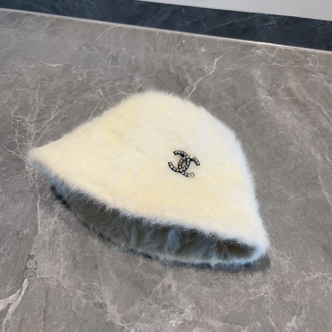 Chanel - Популярная маленькая меховая рыбацкая шляпа с двойной буквой С - белая