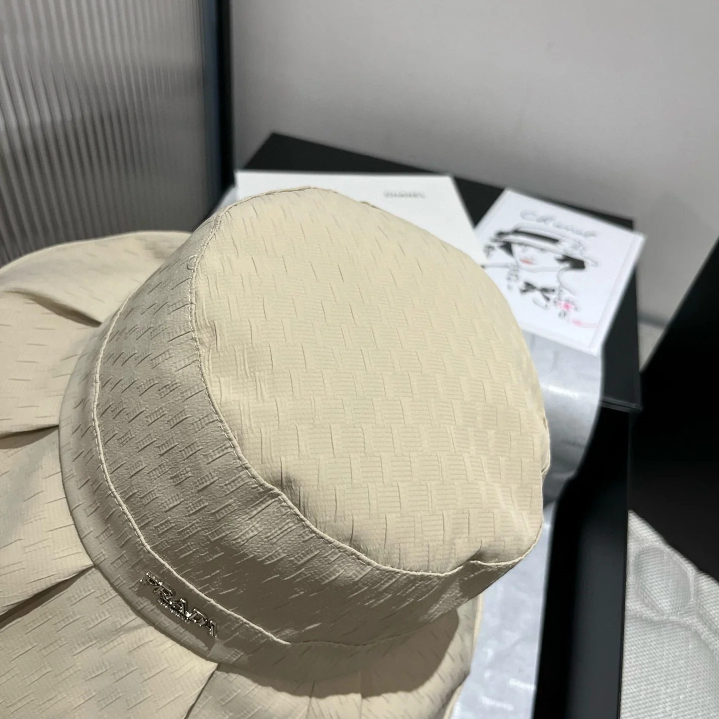 Prada - Солнцезащитная шляпа - Белый