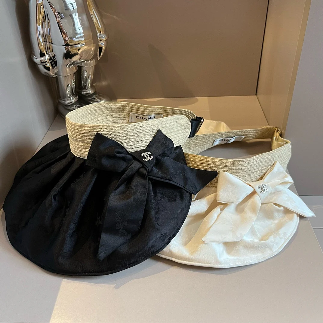 Солнцезащитная шляпа Chanel из атласа с перламутровым узором - белая.