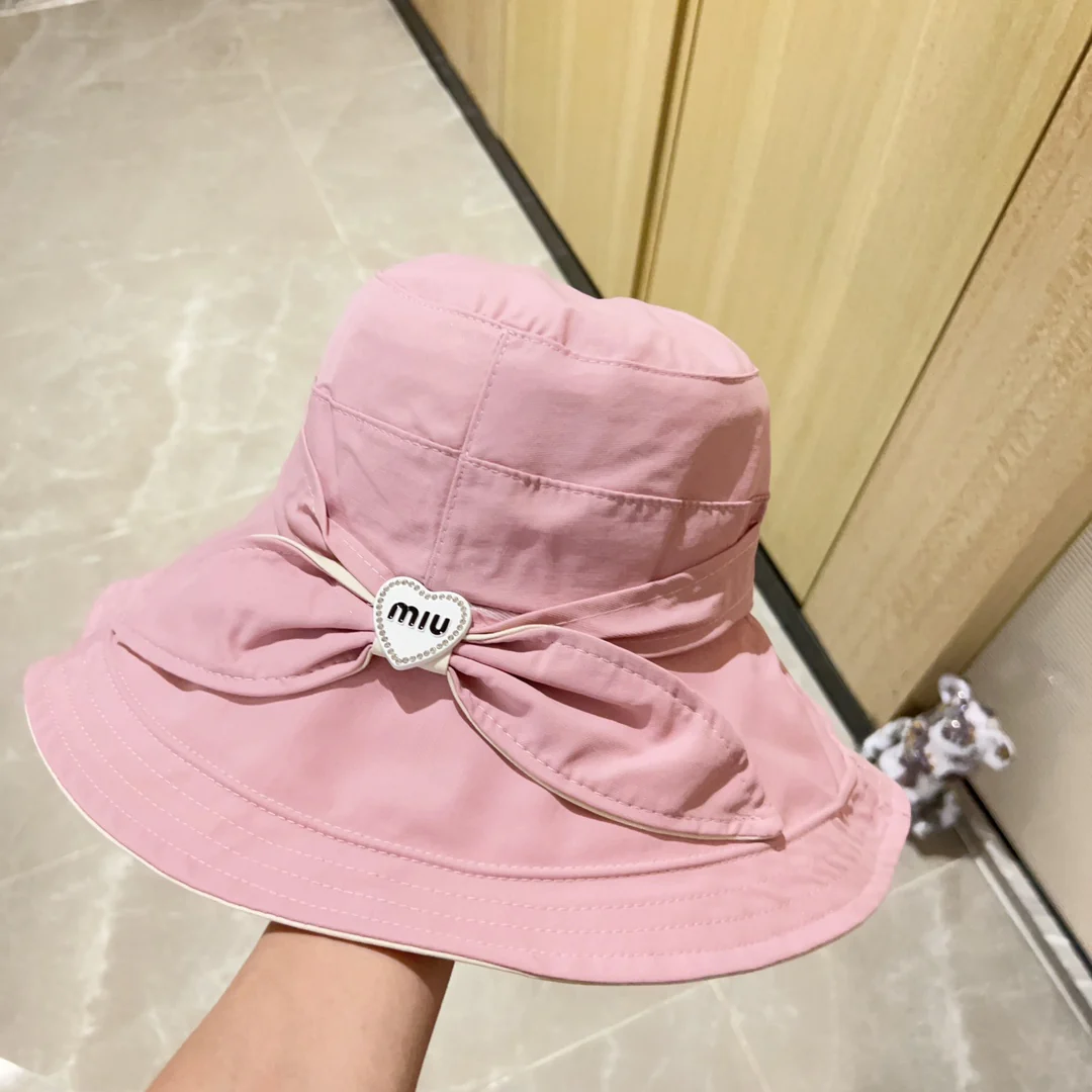 Новинка весны/лета Miu Miu 2023 — широкополая рыбацкая шляпа с бабочкой.