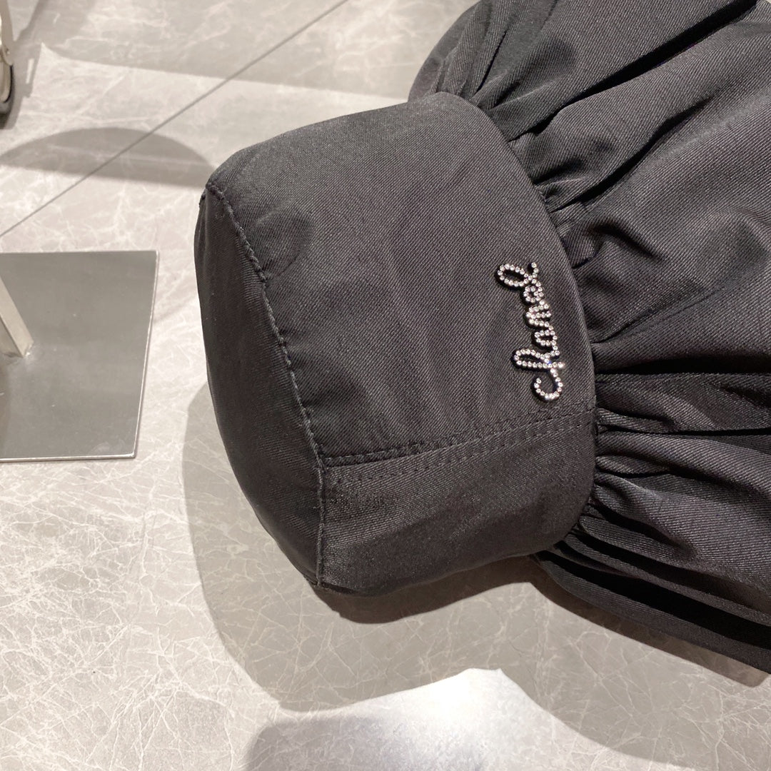 Новинка весенне-осенней коллекции Chanel 2023 — широкополая рыбацкая шляпа.