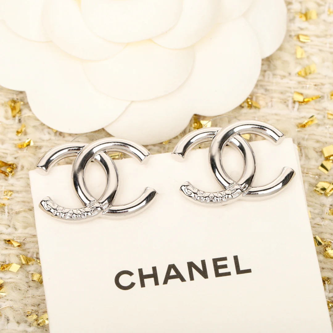 Chanel - 25 пенсов, глянцевые серьги в виде двойной буквы С