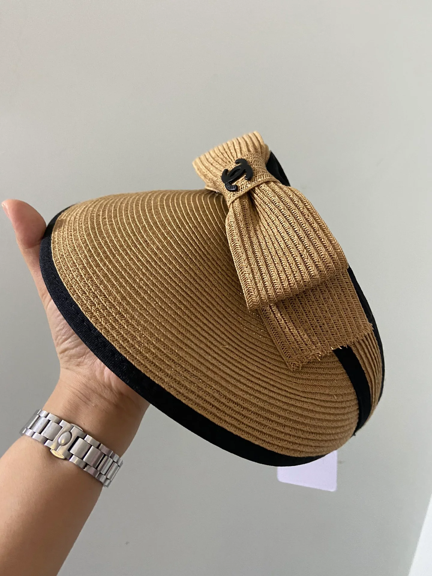 Пляжная шляпа Chanel с плетеным бантом - идеально подходит для пляжа.