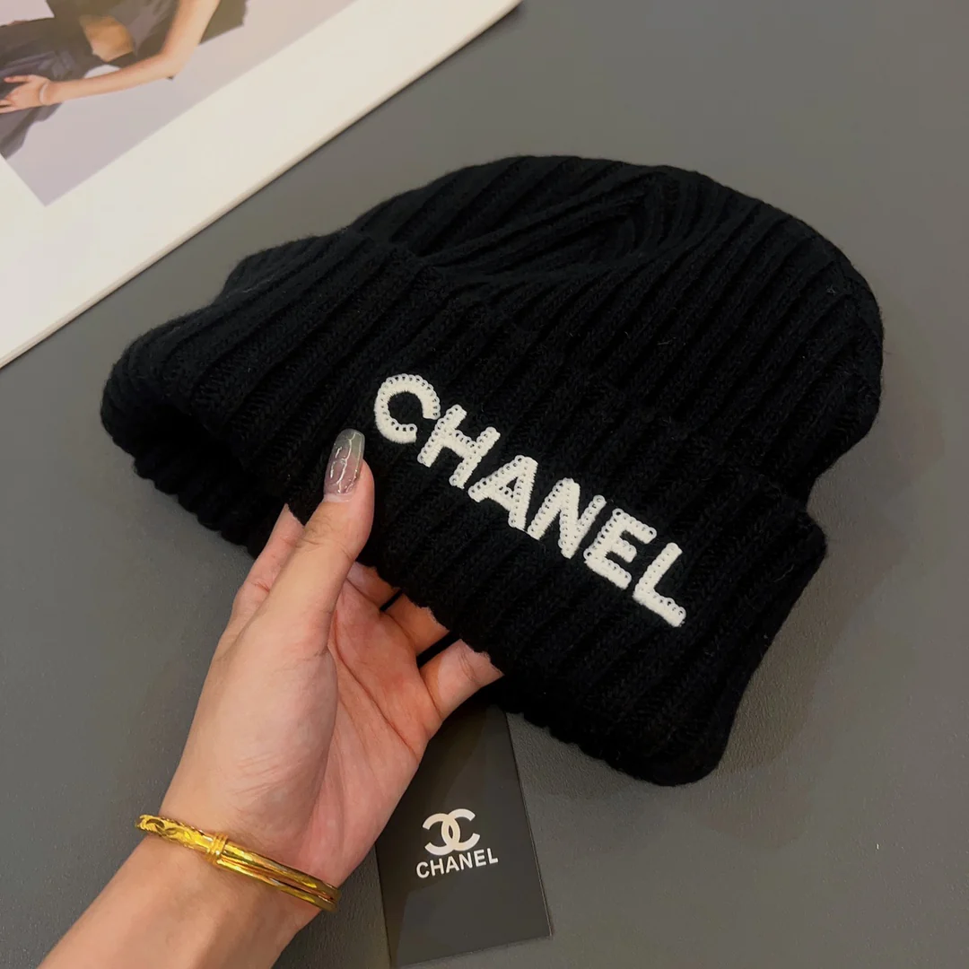 Chanel - Шапка-бини с вышивкой и пайетками - Черная