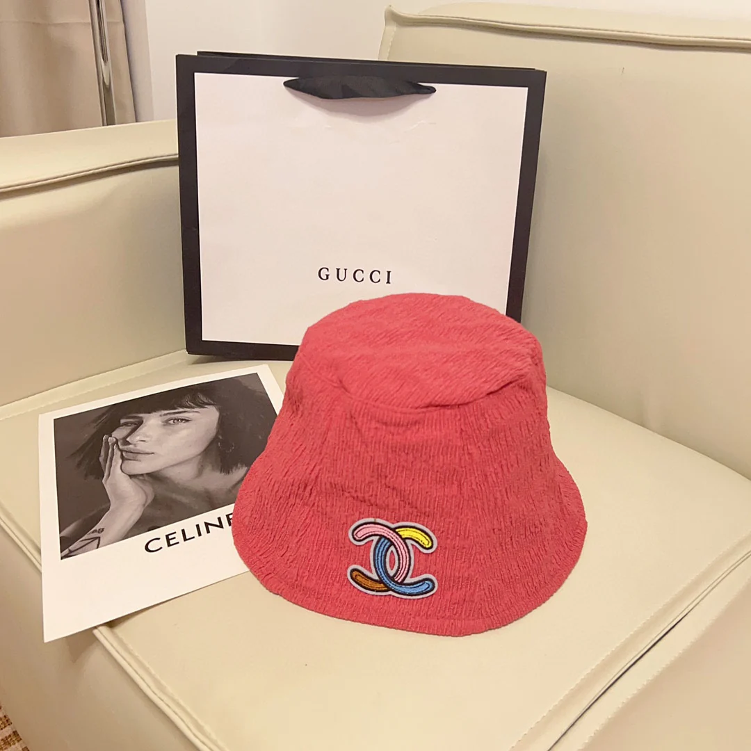 Новая модель Chanel 2023: полосатая рыбацкая шляпа - розовая.